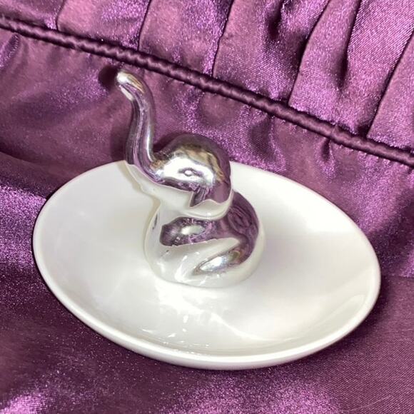 Baby Elephant Ceramic WHITE SILVER Sitting ELEPHANT TRINKET TRAY Ring Holder - Picture 2 of 9